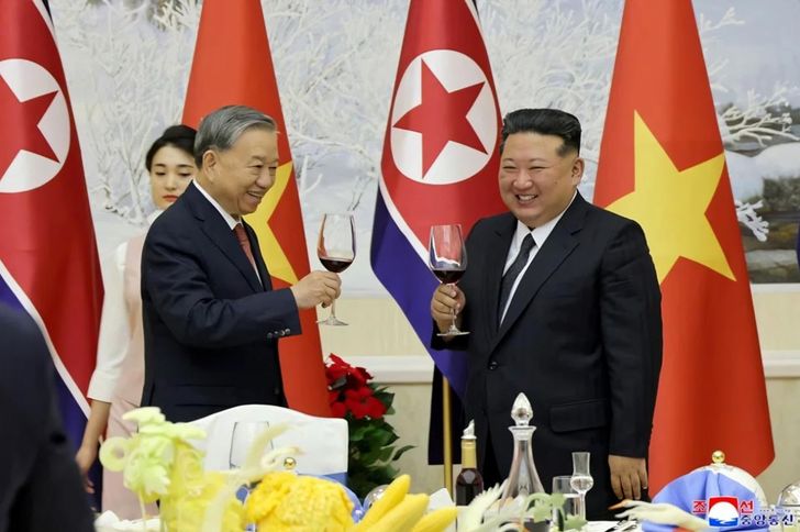 North Korean leader Kim Jong-un, right, and Vietnamese head of state To Lam attend a banquet in Pyongyang following their talks, Oct. 9, 2025, in this photo provided by the Korean Central News Agency the following day. Yonhap