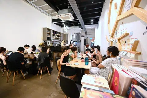 O Book Bar da SingLit, um ponto de encontro comunitário da literatura em língua inglesa de Singapura (SingLit), migrará para o Centro Comunitário de Tiong Bahru até o final de 2026.