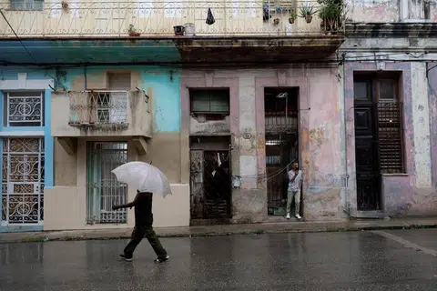 EUA apertam regras de viagem para Cuba e restringem o setor bancário privado