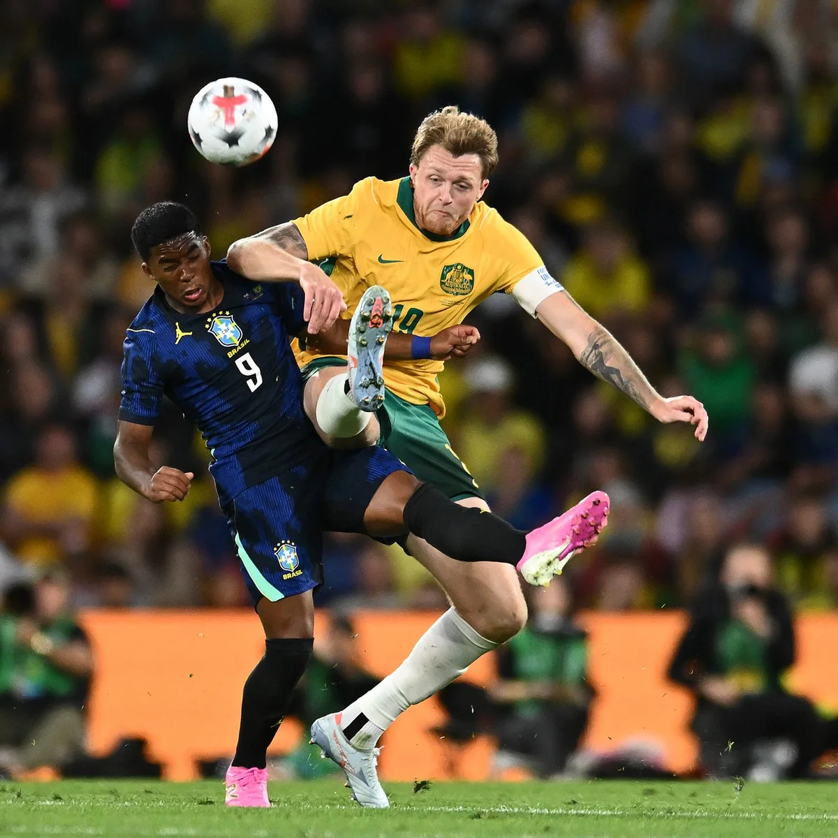 Endrick se desentende com jogador da Austrália durante amistoso. Veja