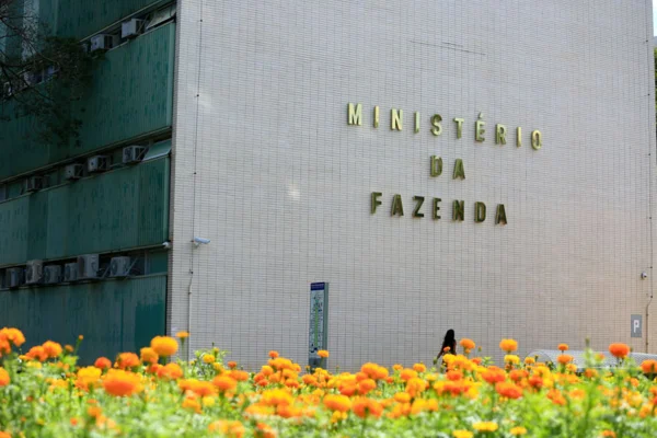 Fazenda reduz para 2% a projeção do PIB em 2026 e 2,3% em 2027