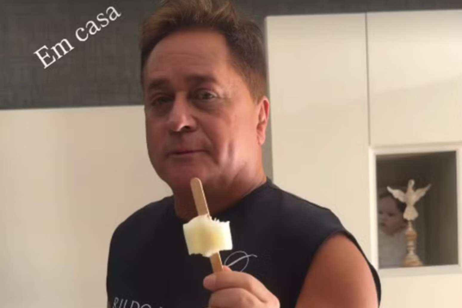 Leonardo comendo picol&eacute; e interagindo com a esposa
