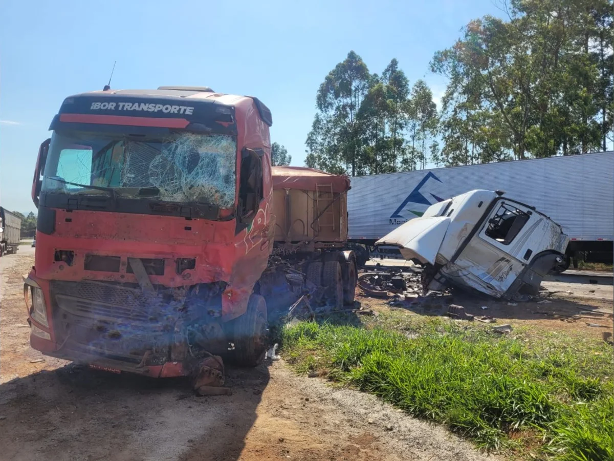 Acidente grave arranca cabine de carreta e deixa 2 feridos na BR-040, em MG