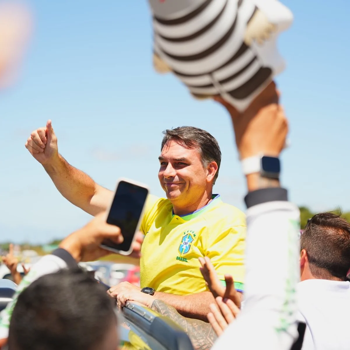 Flávio poupa Nunes Marques e mantém ofensiva para ligar Moraes a Lula