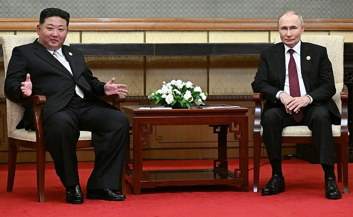 Imagem colorida mostra Kim Jong-un e Vladimir Putin - Metrópoles