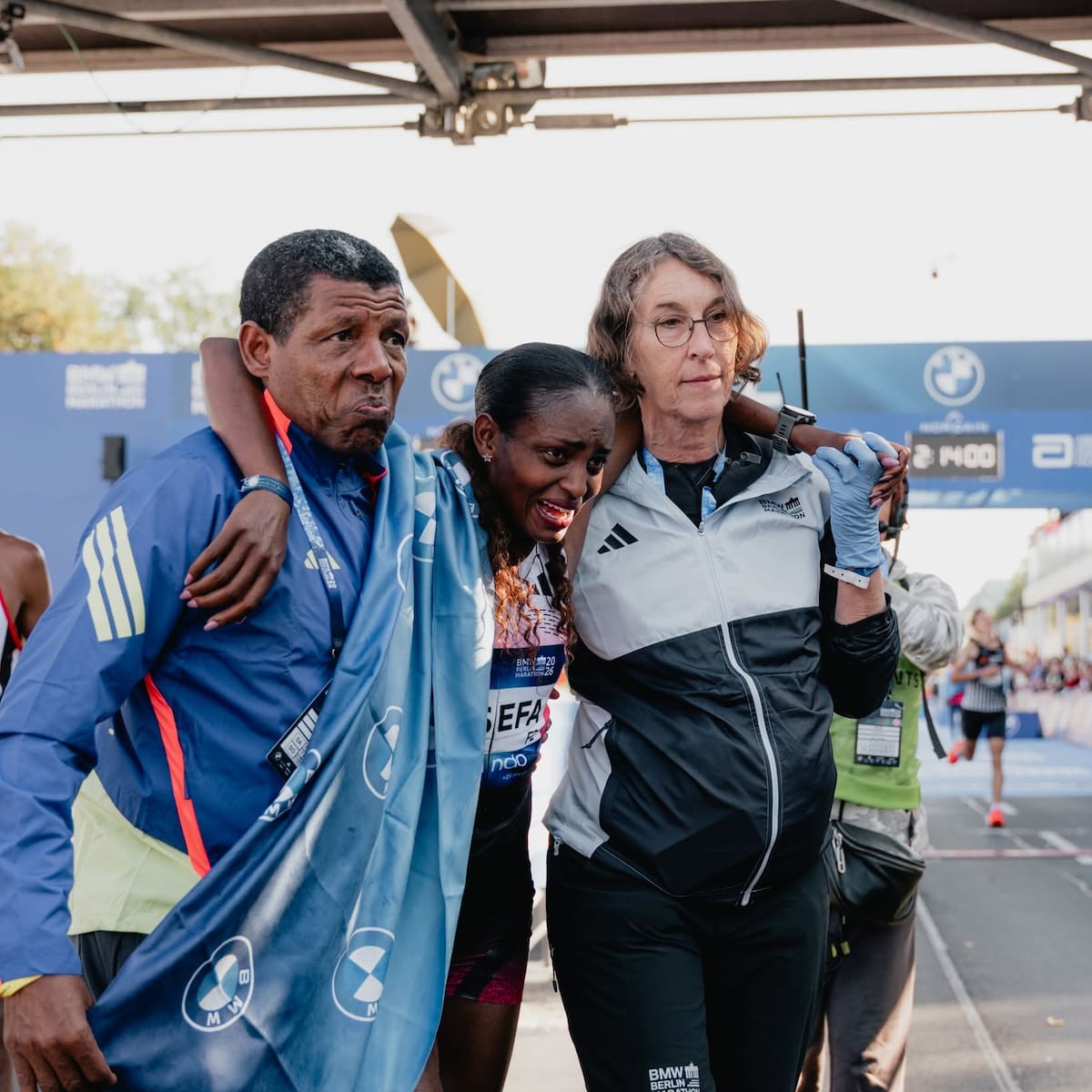 Tigst Assefa se consagró campeona, pese a sufrir una rotura completa y compleja del tendón de Aquiles de la pierna derecha (Foto: Instagram/@berlinmarathon)