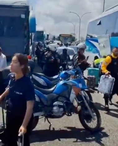 Dois ônibus de excursão escolar são abordados por criminosos e usados como barricada no Rio