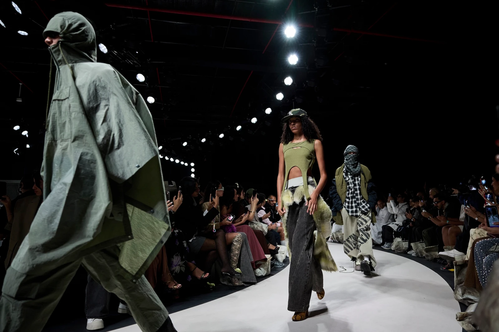 Estrelas árabes desfilam na coleção de verão 2027 da Burberry em Londres