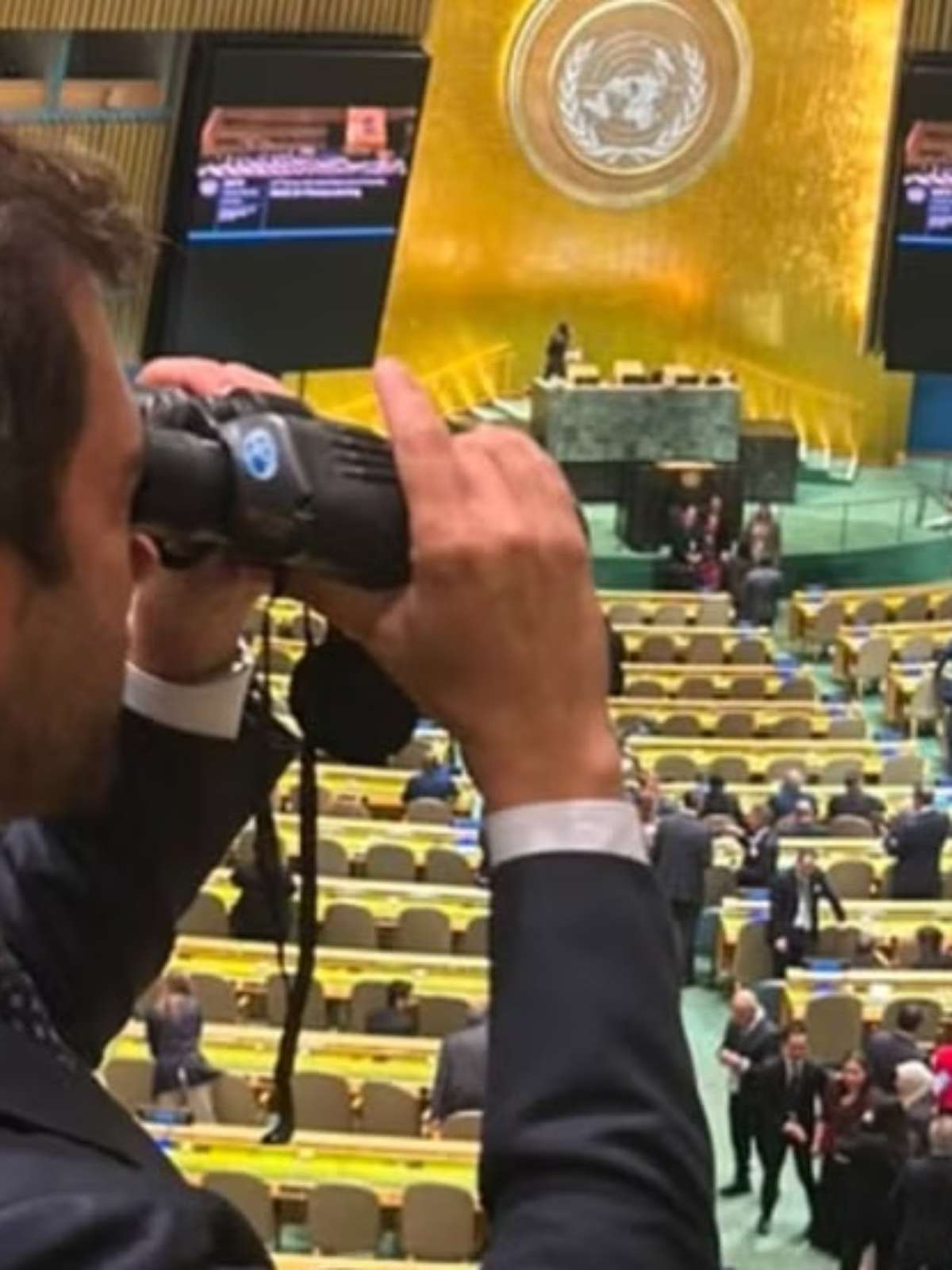 Repórter da Globo leva binóculo à ONU para acompanhar reações de líderes durante discursos