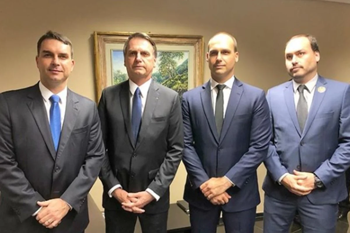 Financial Times compara clã Bolsonaro a Trump e cita "política paranoica"