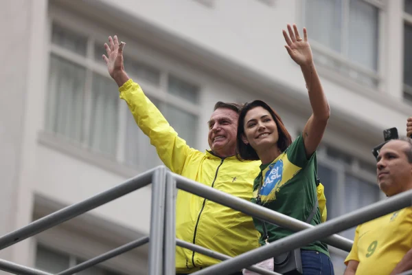 Juiz revoga liminar e libera propaganda de Michelle com imagem de Bolsonaro - destaque galeria