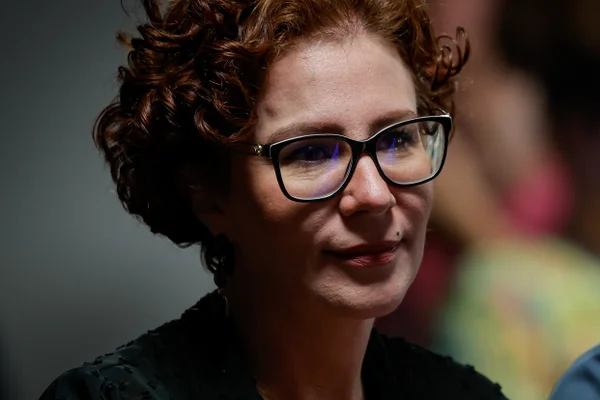 Carla Zambelli pede ao STF autorização para voltar ao Brasil e votar na mãe