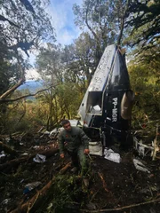 Imagens mostram operação após queda de helicóptero que levava Rick e Bruno
