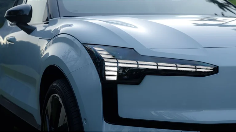 Recall de Volvo EX30 por falha grave na bateria trava no Brasil e vira pesadelo logístico