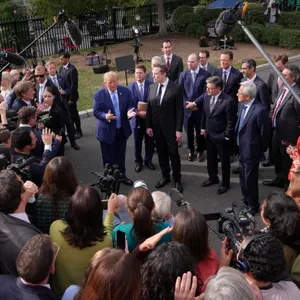 Trump afirma que empresas tecnológicas assinaram acordo para "autorregular" o desenvolvimento de IA