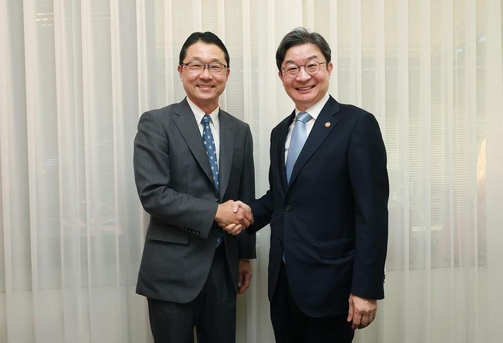 Lee Eog-weon, right, chairman of the Financial Services Commission (FSC), poses with Japan's Financial Services Agency Commissioner Yutaka Ito at a restaurant in Seoul, Tuesday. Courtesy of FSC