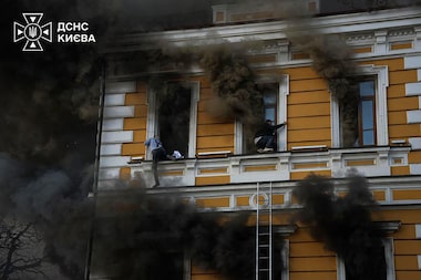 VÍDEO: ucranianos fogem pelas janelas após ataque russo atingir prédio em Kiev