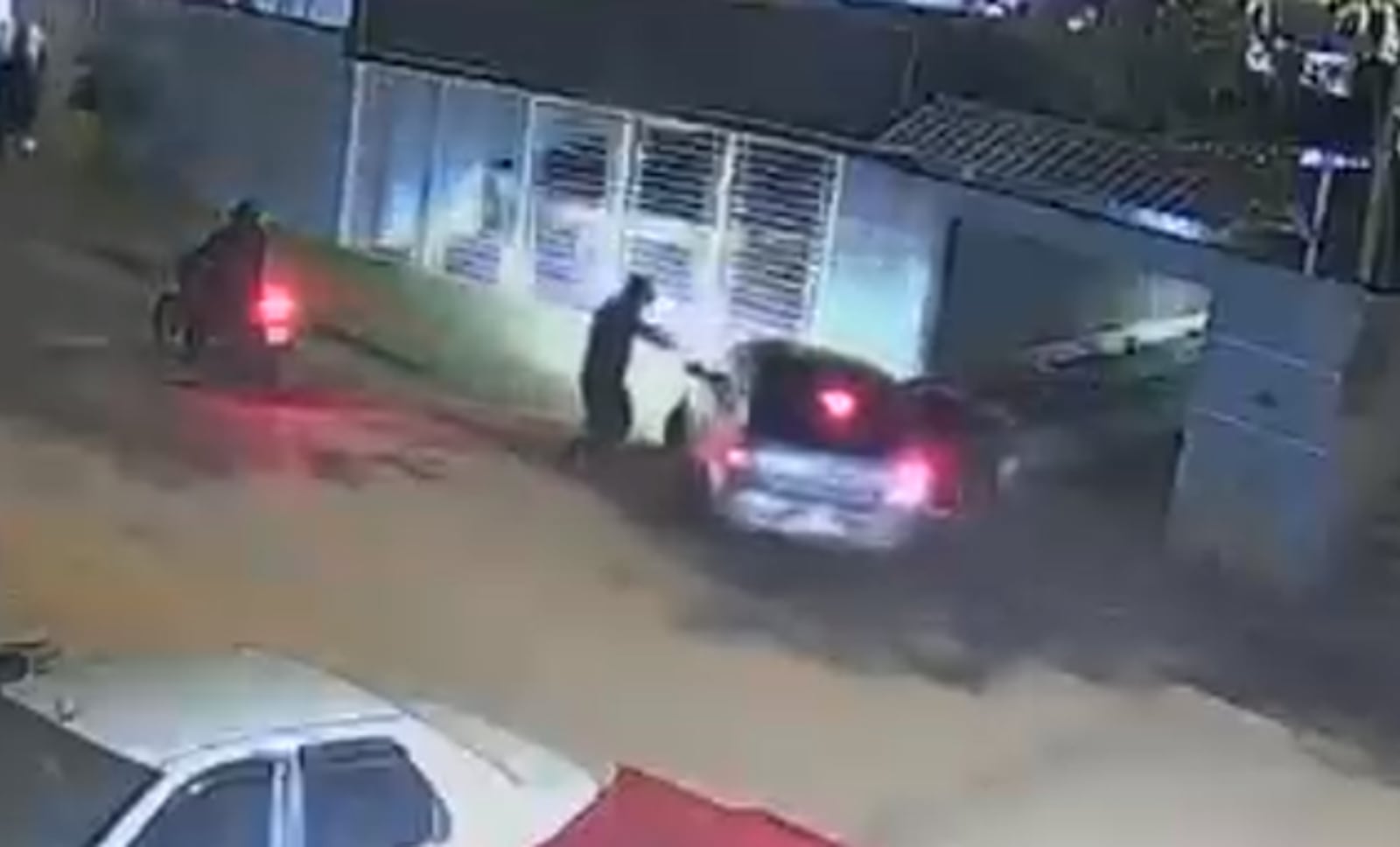 Motorista foi abordado por suspeitos que estavam em uma moto Reprodução/RECORD MINAS