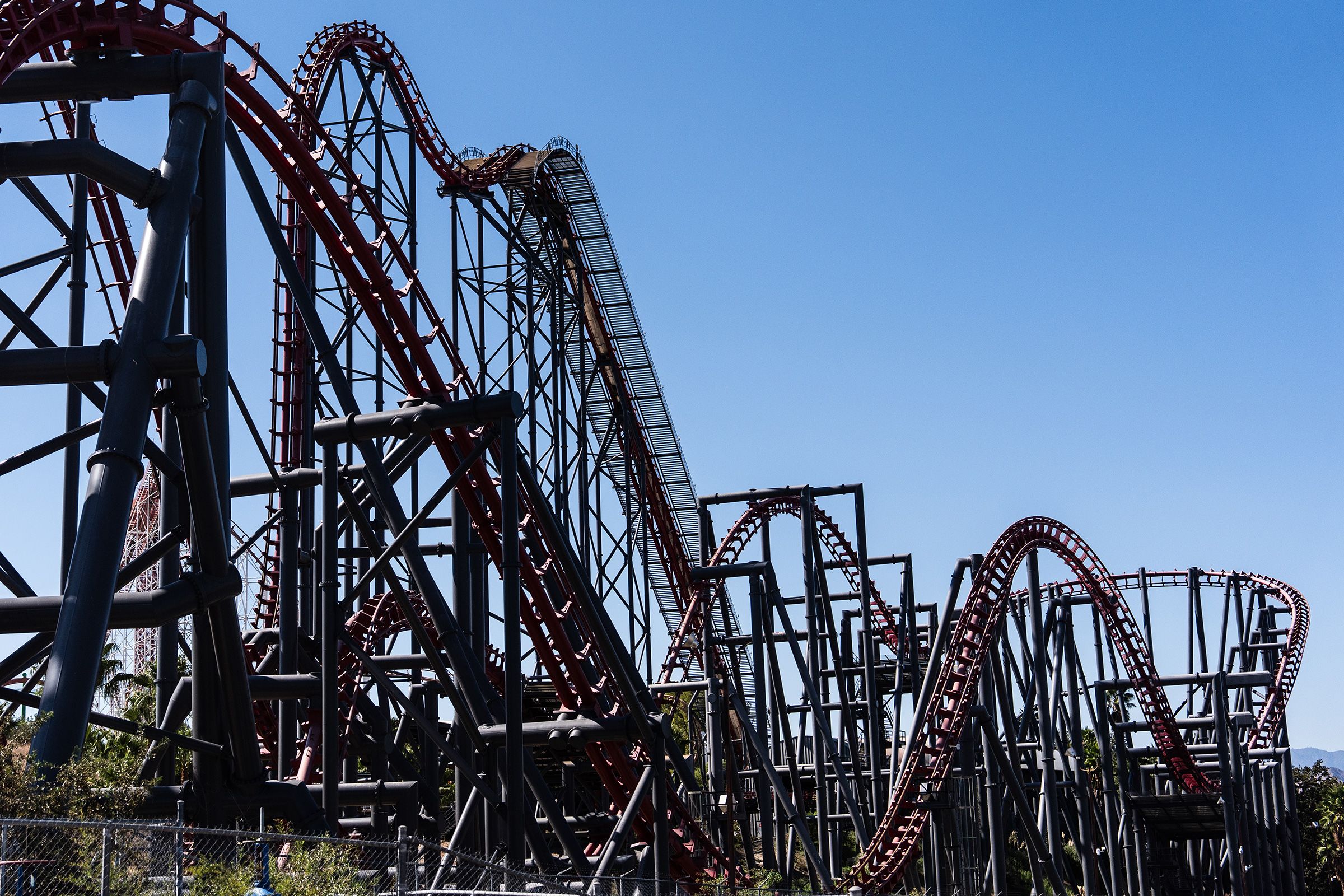 Six Flags vai fechar montanha-russa mundialmente famosa após investigação da CNN revelar anos de lesões e mortes