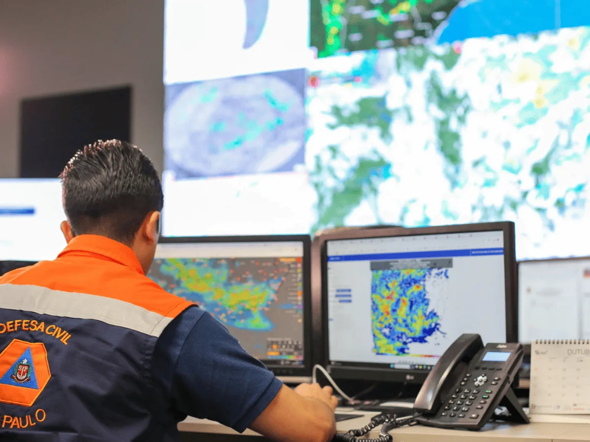 Diferentes cidades de SP recebem alertas para chuva e risco de incêndio
