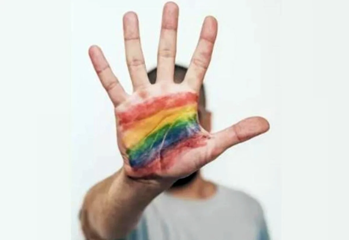 Mão com as cores da bandeira LGBT, contra a homofobia - Metrópoles