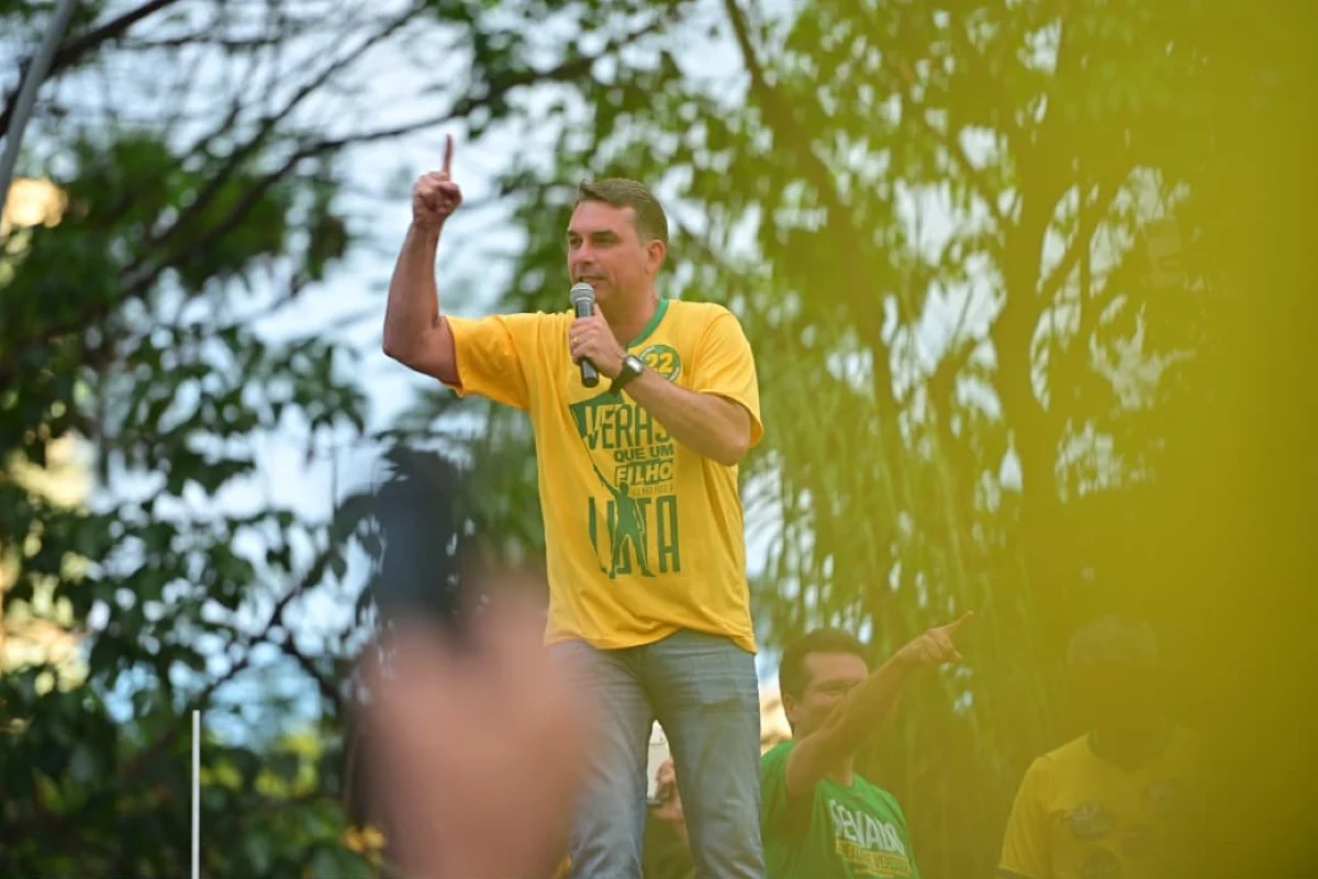 A santa que tira o sono de Flávio Bolsonaro