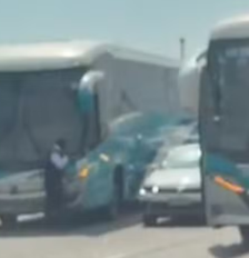 Dois ônibus de excursão escolar são abordados por bandidos e utilizados como barricadas no RJ Foto: Reprodução