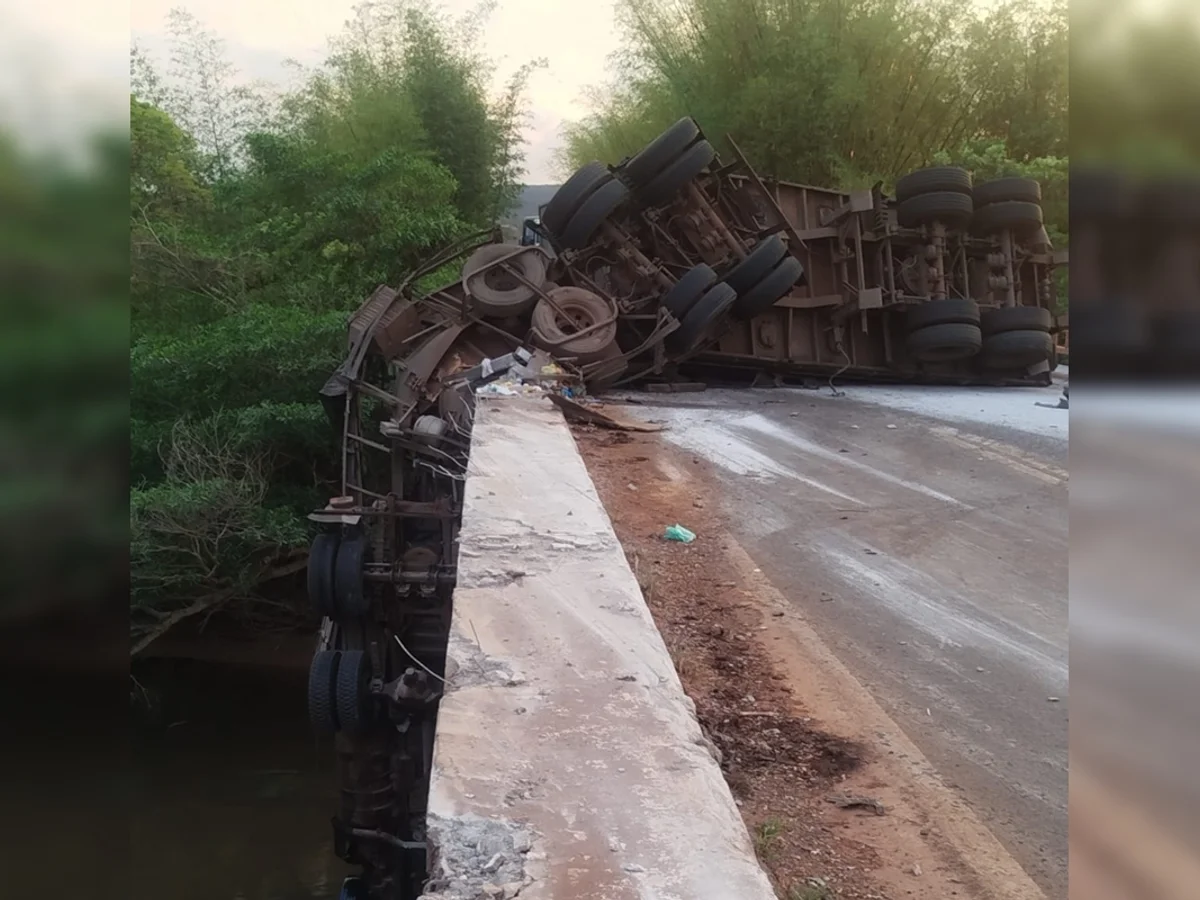 Caminhoneiro é resgatado de dentro de rio em GO após bater em ponte e cair