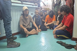 Families lose contact with 10 Pakistani sailors as Somali pirates threaten captive crew