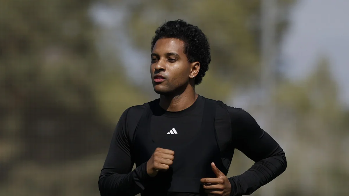 Rodrygo volta a treinar com bola 6 meses após romper o ligamento do joelho