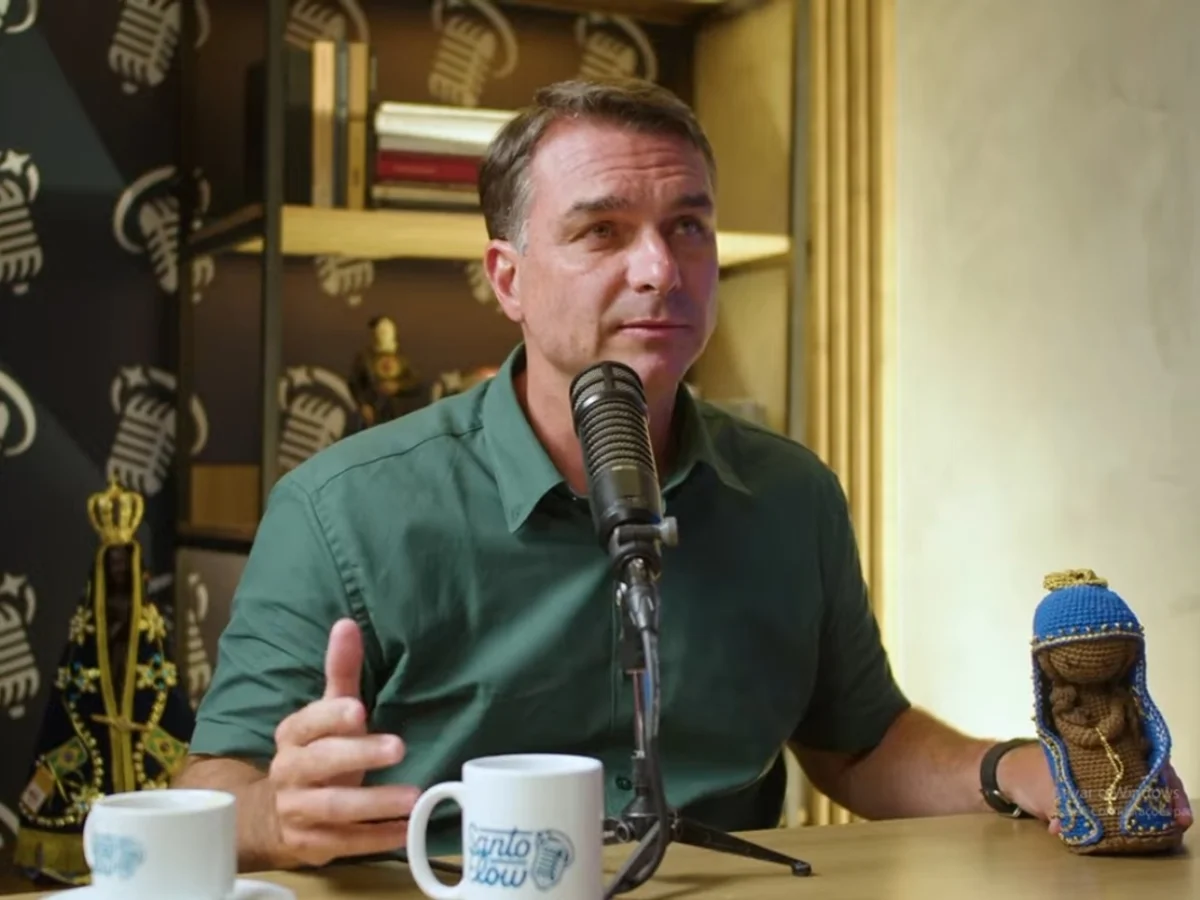 O tempo fechou para Flávio Bolsonaro a quatro dias das eleições