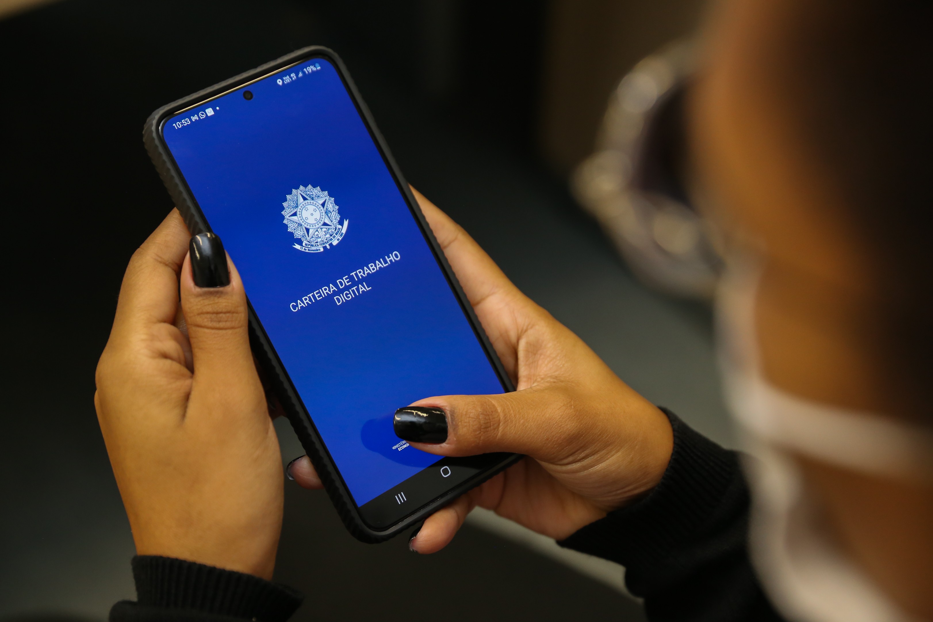Desemprego fica em 5,3% no trimestre até agosto e população ocupada bate recorde de 103,5 milhões de pessoas