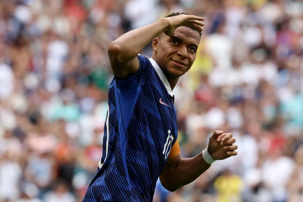 Kylian Mbappé não treina com atletas da França após sentir sintomas gripais - destaque galeria