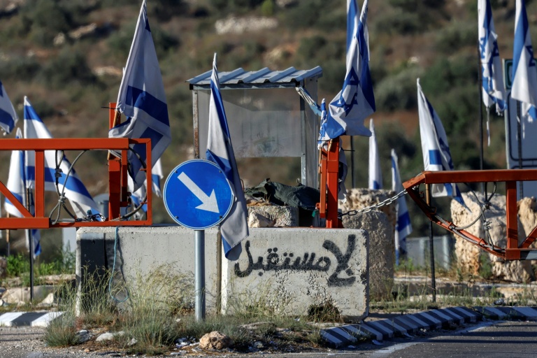 Ataque de colonos à vila na Cisjordânia causa feridos entre forças israelenses e atrai raramente uma condenação