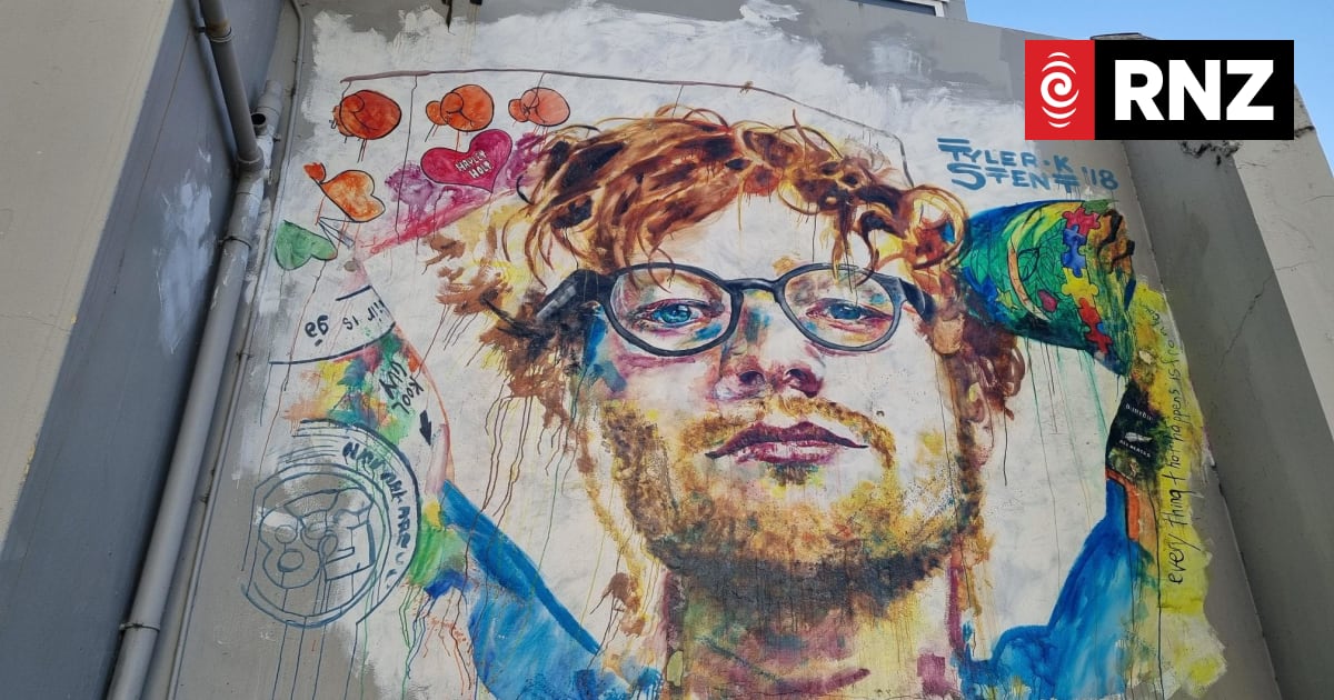 O artista do mural de Ed Sheeran diz que o vandalismo é uma 'adição bem-vinda'