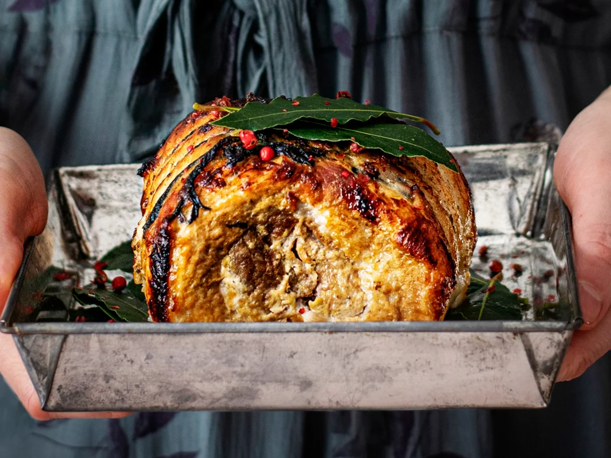 Porchetta na churrasqueira: do tempero com limão ao truque da pururuca