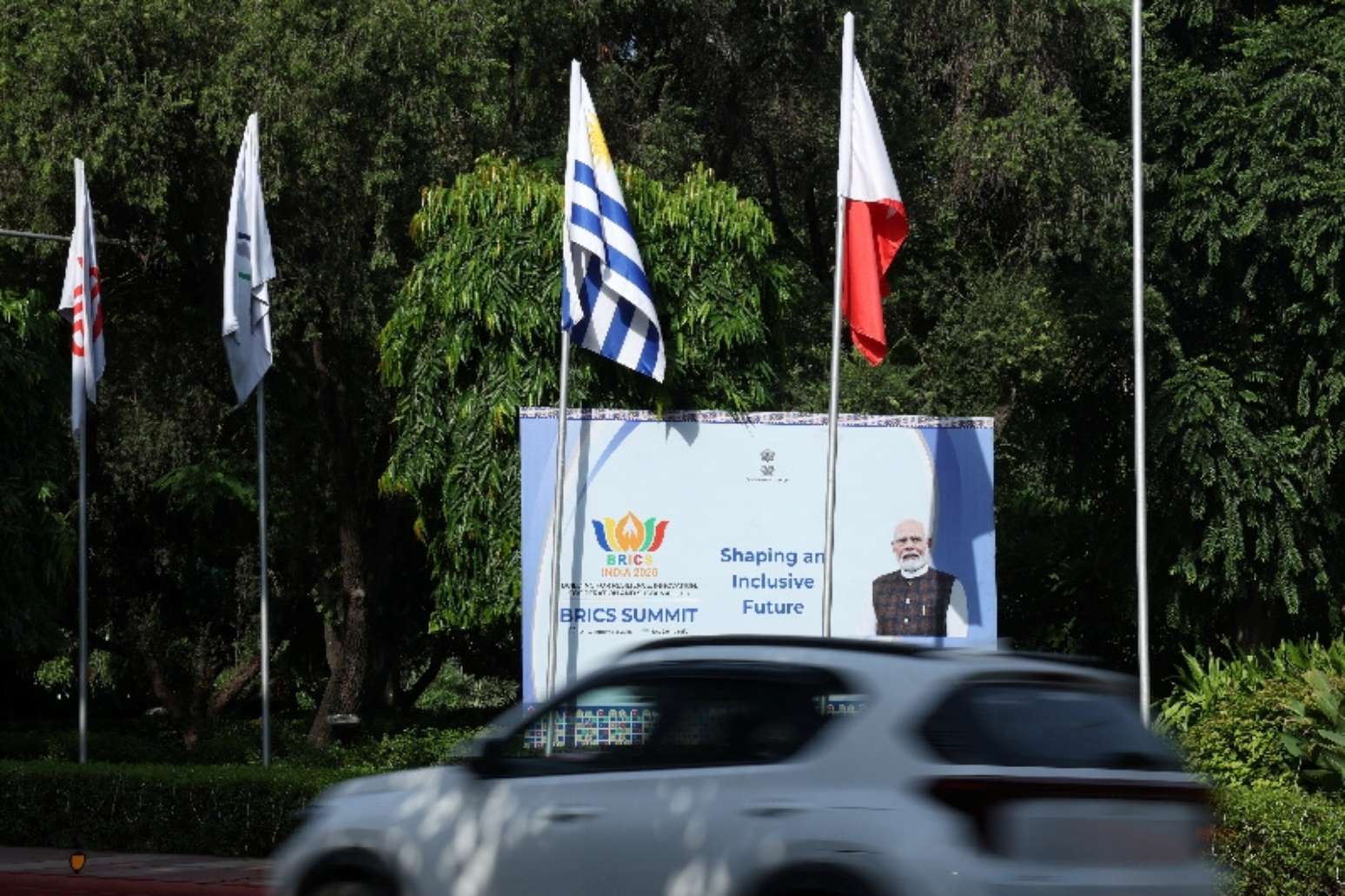Um outdoor com a imagem do primeiro-ministro da &Iacute;ndia, Narendra Modi, exposto ao lado de bandeiras de v&aacute;rios pa&iacute;ses, antes da pr&oacute;xima C&uacute;pula do Brics em Nova D&eacute;lhi, &Iacute;ndia, em 10 de setembro de 2026. REUTERS/Bhawika Chhabra
