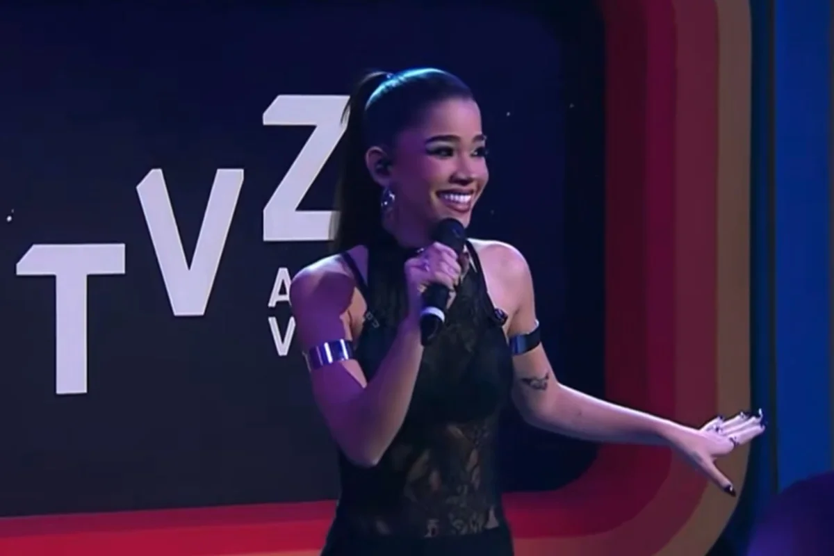 Tília interrompe apresentação após perrengue ao vivo. Veja vídeo