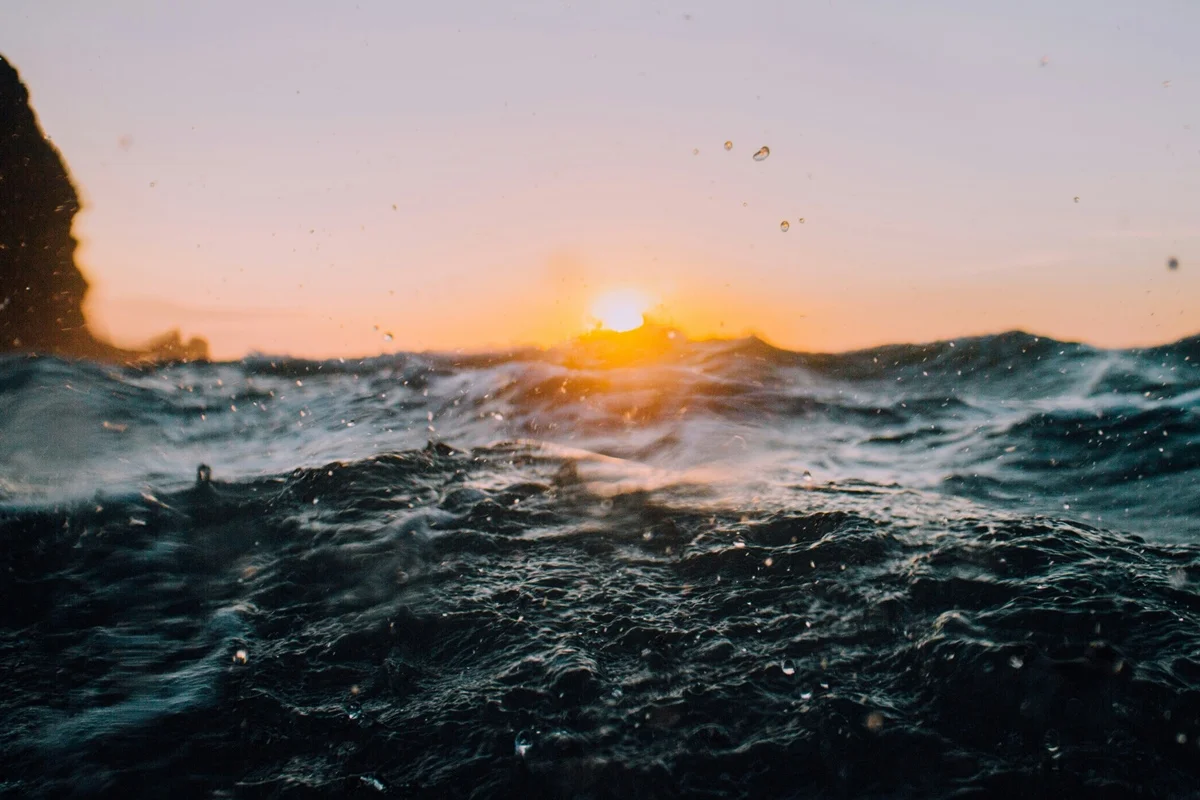 Imagem colorida de oceano com sol - Metrópoles