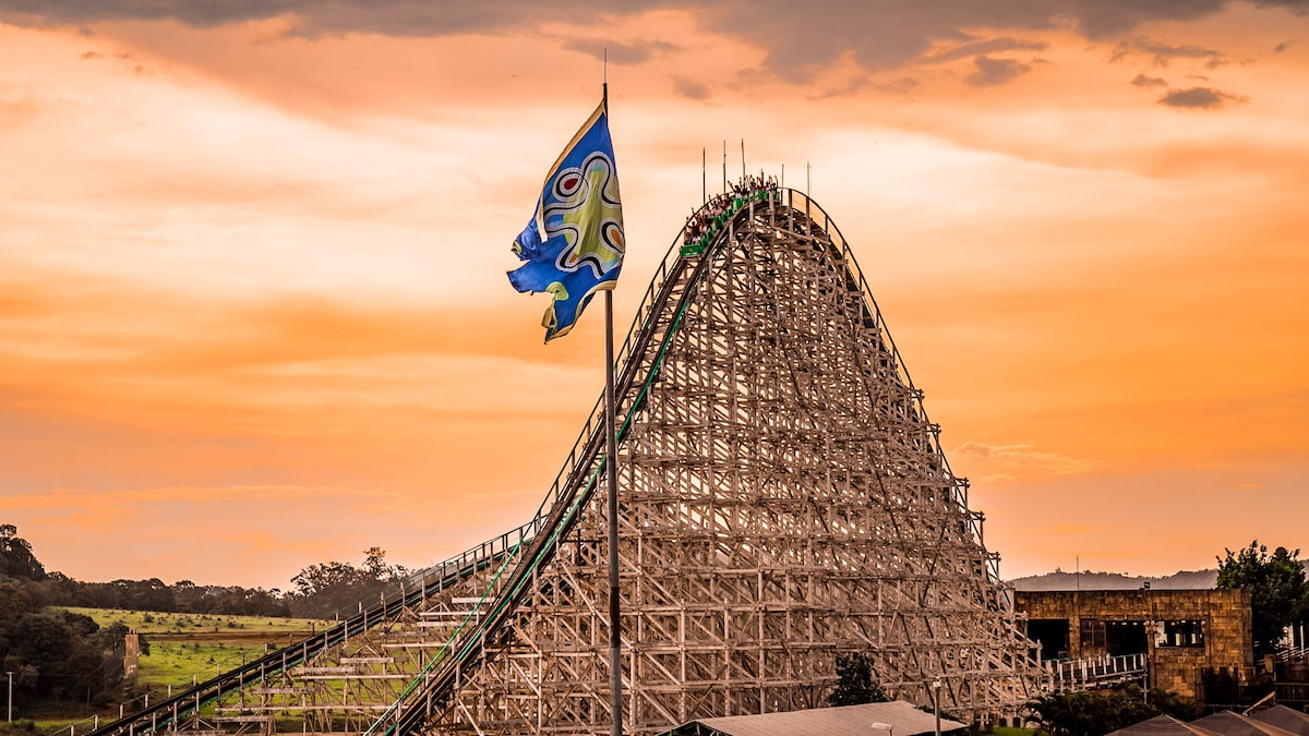 Como funciona a Montezum, montanha-russa do Hopi Hari investigada após jovem perder movimentos