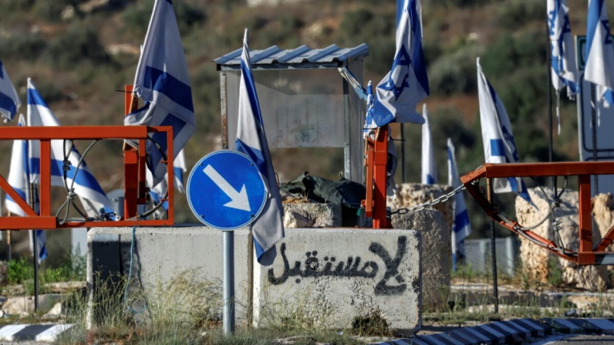 Ataque de colonos à vila na Cisjordânia causa feridos entre forças israelenses e atrai raramente uma condenação
