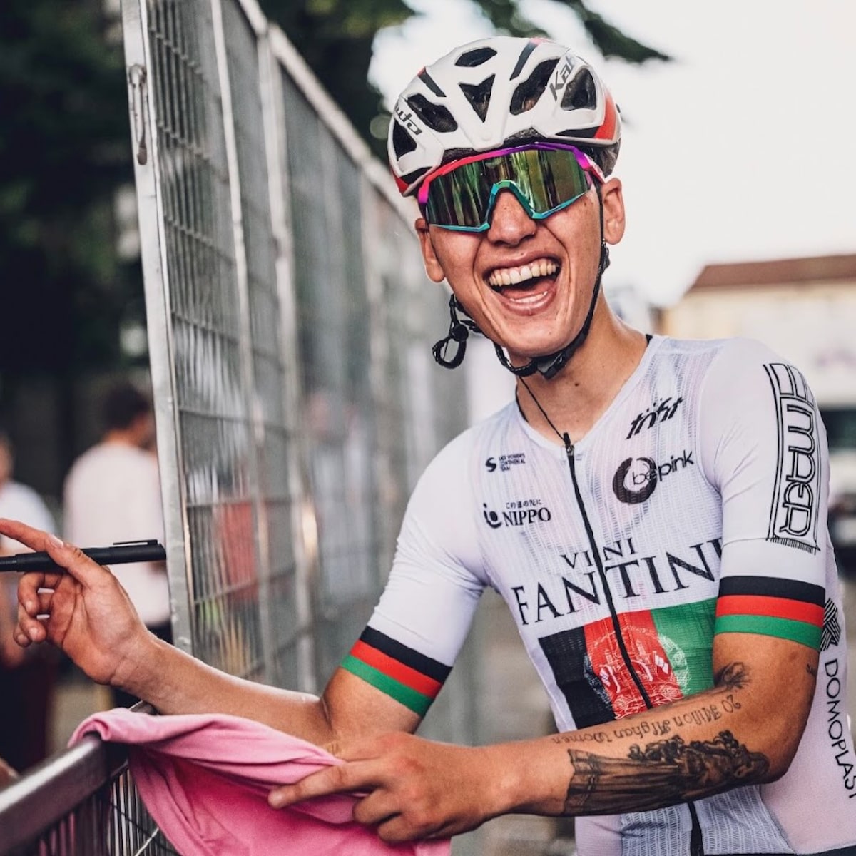 Ciclista afegã que se disfarçava de homem para treinar conquista a prata nos Jogos Asiáticos