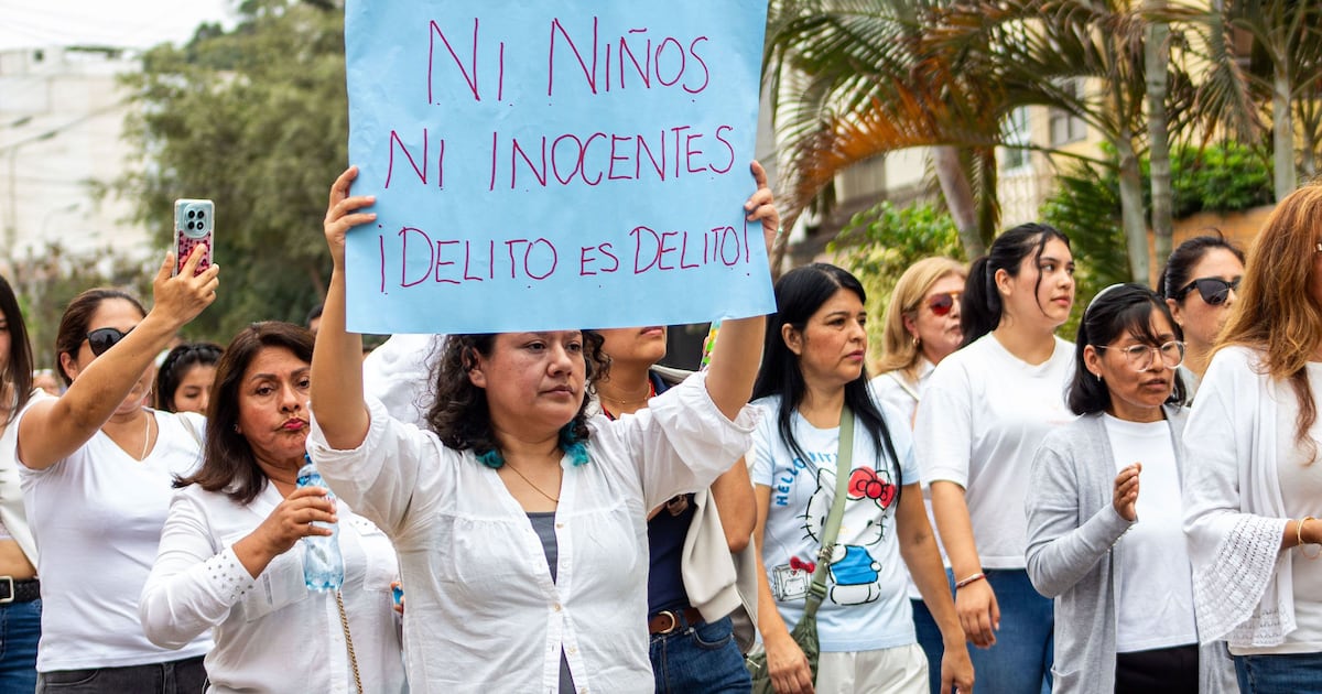 Um garoto de 16 anos é supostamente violado por colegas em um ônibus. O caso destaca uma crise nas escolas do Peru.
