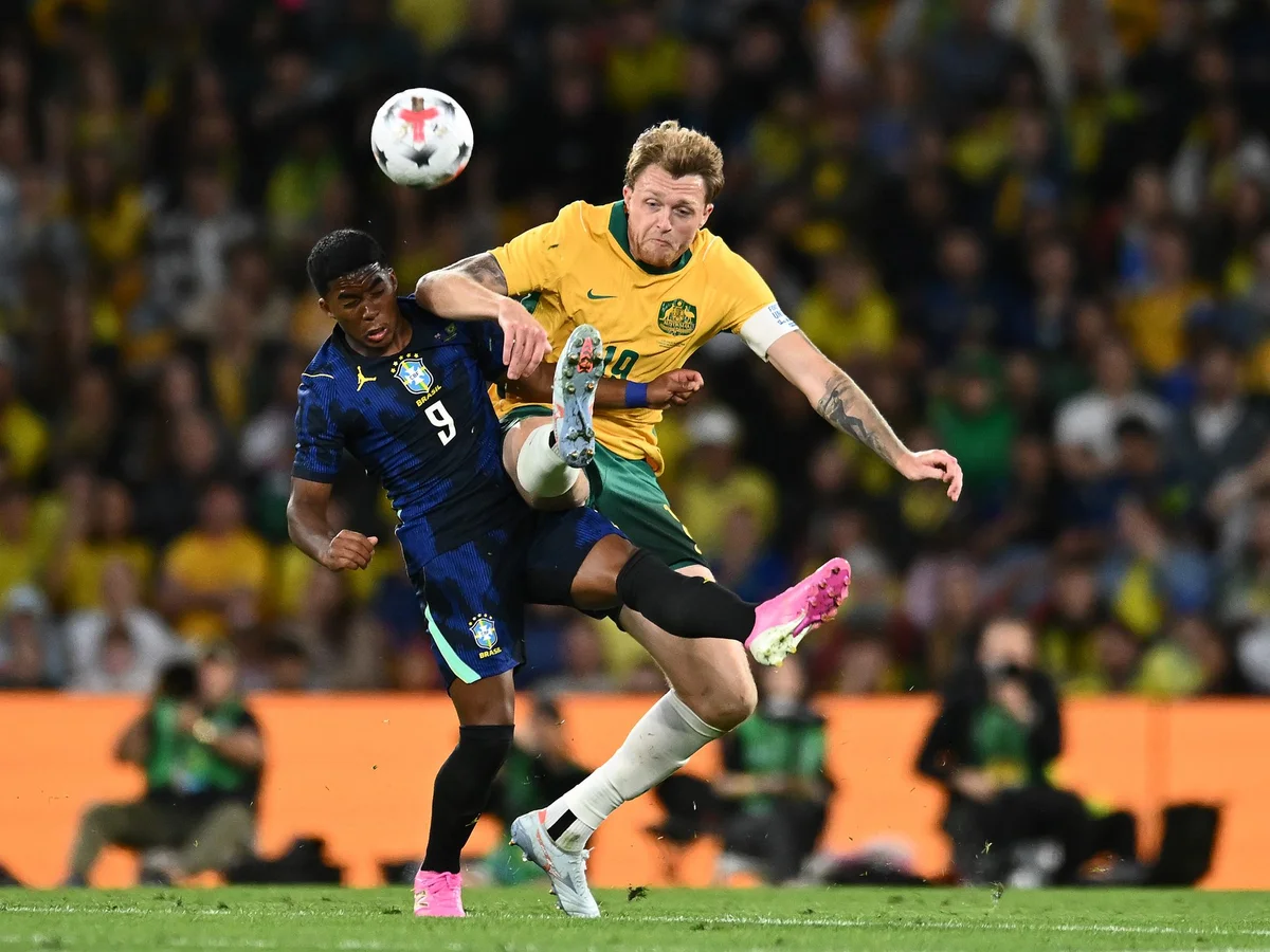 Endrick se desentende com jogador da Austrália durante amistoso. Veja