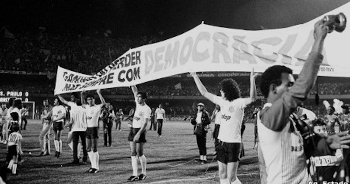 Com ódio, o Corinthians acabou com a Democracia Corinthiana. ‘Quando o Sócrates foi vendido, o sonho acabou. Fomos banidos.’ Juninho Fonseca