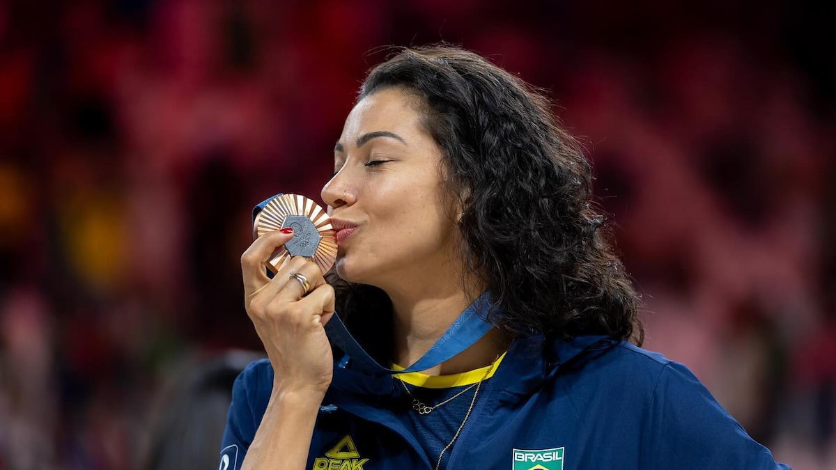 Carolana, medalhista olímpica de vôlei, revela diagnóstico de câncer: ‘Momentos super desafiadores’