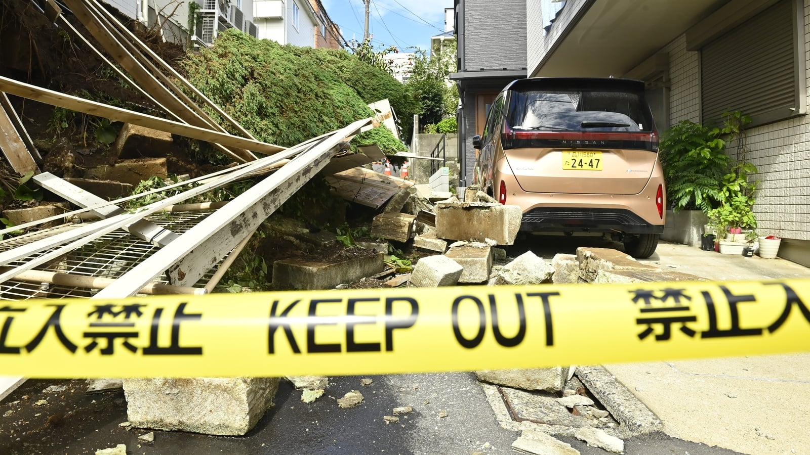 O tufão Dujuan deixou pelo menos quatro mortos no Japão, com 45.000 residências sem energia elétrica