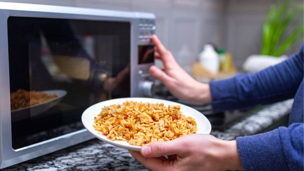 7 truques ao usar o micro-ondas que vão facilitar sua rotina