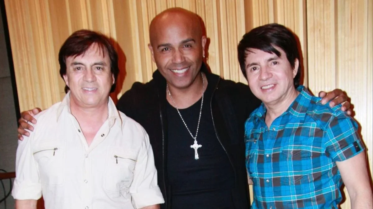 Chitãozinho e Xororó homenageiam Rick após queda de helicóptero. Veja fotos
