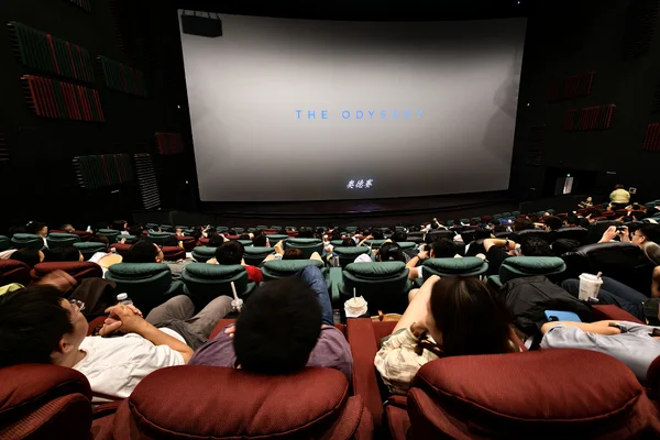 Homem lança spray de pimenta em outro que usava celular no cinema e é preso